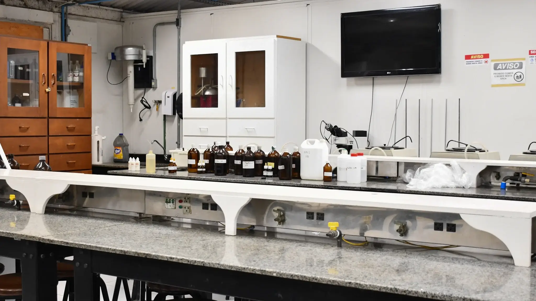 Aula prática de Qu&iacute;mica com infraestrutura